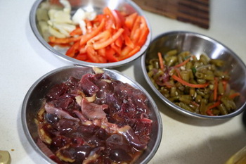 酸<a href=/shicai/shucai/DouJiao/index.html target=_blank><u>豆角</u></a>炒<a href=/shicai/rouqin/JiZa/index.html target=_blank><u>鸡杂</u></a>步骤1