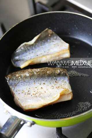 巴沙鱼<a href=/shicai/guopin/YaoGuo/index.html target=_blank><u>腰果</u></a>佐<a href=/shicai/mimian/YuMi/index.html target=_blank><u>玉米</u></a>泥