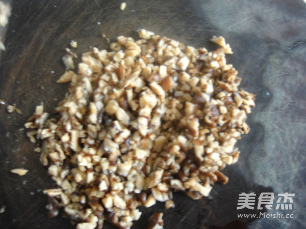<a href=/shicai/shucai/XiangGu/index.html target=_blank><u>香菇</u></a>肉酱的做法