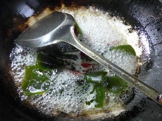 <a href=/shicai/shuichanpin/HaiDai/index.html target=_blank><u>海带</u></a>结煮<a href=/shicai/mimian/NianGao/index.html target=_blank><u>年糕</u></a>