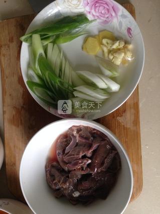 大葱炒<a href=/shicai/rouqin/ZhuGan/index.html target=_blank><u>猪肝</u></a>