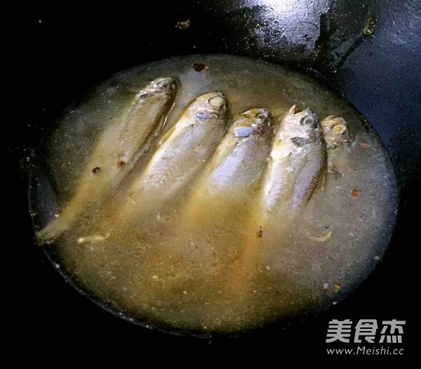 家焖<a href=/shicai/shuichanpin/HuangHuaYu/index.html target=_blank><u>黄花鱼</u></a>的做法