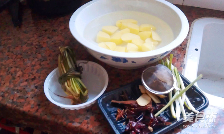 <a href=/shicai/shucai/TuDou/index.html target=_blank><u>土豆</u></a>炖<a href=/shicai/rouqin/YangPai/index.html target=_blank><u>羊排</u></a>的做法