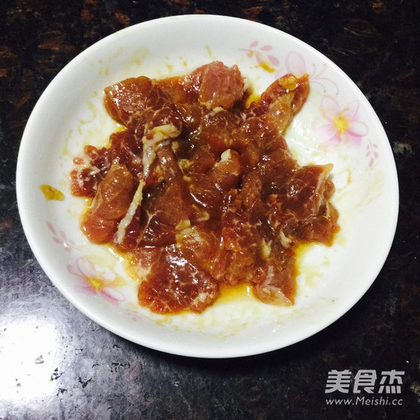 肉片炒<a href=/shicai/shucai/WoSunYe/index.html target=_blank><u><a href=/shicai/shucai/WoSun/index.html target=_blank><u>莴笋</u></a>叶</u></a>的做法