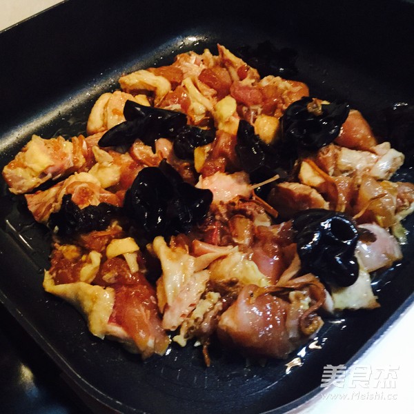 云耳焖鸡的做法