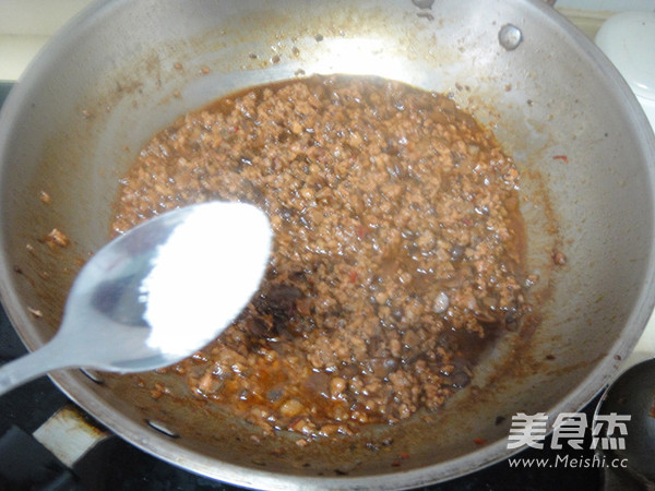 <a href=/shicai/shucai/XiangGu/index.html target=_blank><u>香菇</u></a>肉酱的做法