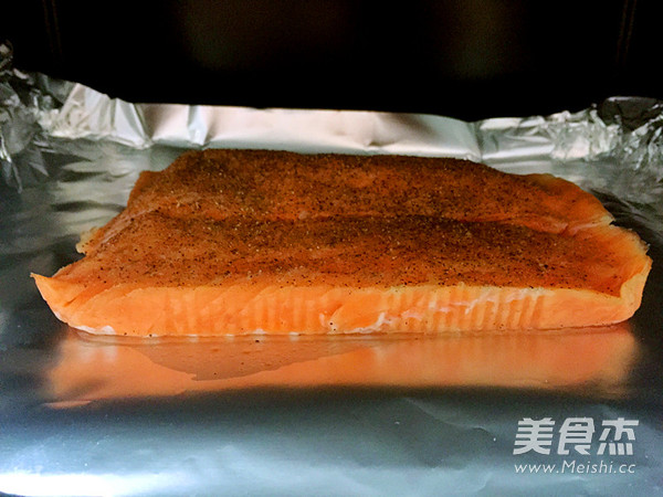 慢烤<a href=/shicai/shuichanpin/SanWenYu/index.html target=_blank><u>三文鱼</u></a>的做法