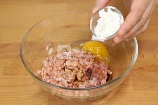 <a href=/shicai/rouqin/ZhuRou/index.html target=_blank><u>猪肉</u></a>酿<a href=/shicai/shucai/KuGua/index.html target=_blank><u>苦瓜</u></a>