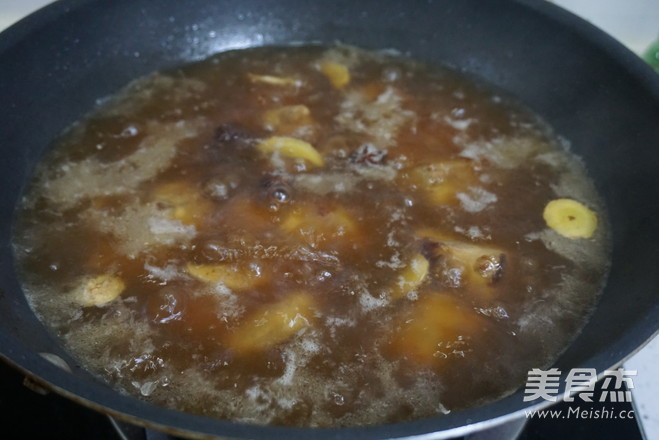 酸甜可口的<a href=/shicai/guopin/HuaMei/index.html target=_blank><u>话梅</u></a>酿小排的做法