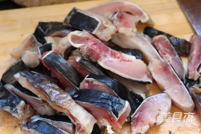 <a href=/shicai/guopin/ZhiMa/index.html target=_blank><u>芝麻</u></a>五香鱼块的做法