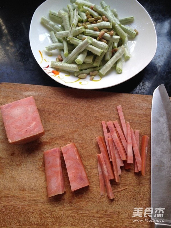 <a href=/shicai/rouqin/HuoTui/index.html target=_blank><u>火腿</u></a>丝炒<a href=/shicai/shucai/DouJiao/index.html target=_blank><u>豆角</u></a>的做法