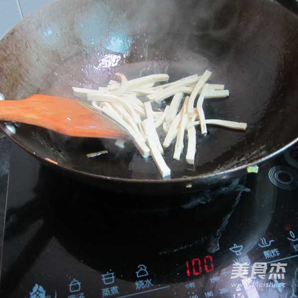 <a href=/shicai/shucai/QinCai/index.html target=_blank><u>芹菜</u></a>烤肠<a href=/shicai/shuichanpin/HaiDai/index.html target=_blank><u>海带</u></a>咝的做法