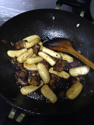 吮指<a href=/shicai/rouqin/PaiGu/index.html target=_blank><u>排骨</u></a><a href=/shicai/mimian/NianGao/index.html target=_blank><u>年糕</u></a>