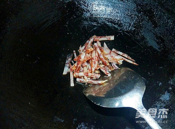 腊肠<a href=/shicai/rouqin/YaDan/index.html target=_blank><u>鸭蛋</u></a>炒的做法