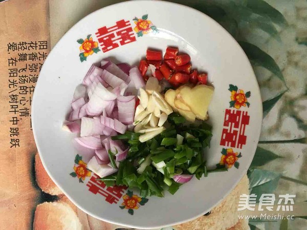 <a href=/shicai/shucai/TuDou/index.html target=_blank><u>土豆</u></a>炖<a href=/shicai/rouqin/JiTui/index.html target=_blank><u>鸡腿</u></a>的做法