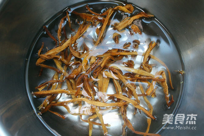 <a href=/shicai/shucai/HuangHuaCai/index.html target=_blank><u>黄<a href=/shicai/shucai/HuaCai/index.html target=_blank><u>花菜</u></a></u></a>炒<a href=/shicai/rouqin/JiDan/index.html target=_blank><u>鸡蛋</u></a>的做法