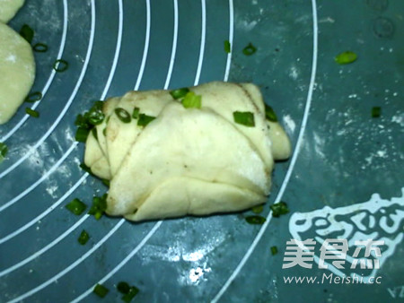 椒盐葱香<a href=/shicai/shucai/MeiGuiHua/index.html target=_blank><u>玫瑰花</u></a>卷的做法