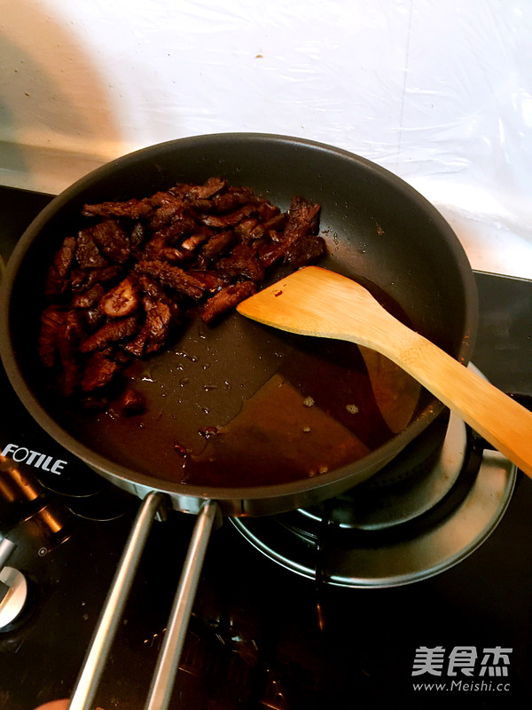 自制美味<a href=/shicai/rouqin/NiuRou/index.html target=_blank><u>牛肉</u></a>干的做法