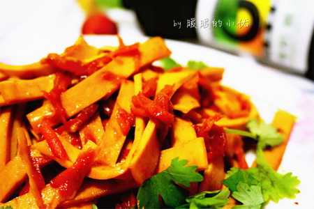 酱焖<a href=/shicai/shucai/HuLuoBo/index.html target=_blank><u>胡<a href=/shicai/shucai/LuoBo/index.html target=_blank><u>萝卜</u></a></u></a>丝<a href=/shicai/mimian/QianZhang/index.html target=_blank><u>千张</u></a>