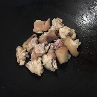 焖<a href=/shicai/rouqin/ZhuTi/index.html target=_blank><u>猪蹄</u></a>