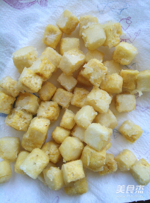 <a href=/shicai/diaoweipin/DouChi/index.html target=_blank><u>豆豉</u></a>蒜香炸<a href=/shicai/mimian/DouFu/index.html target=_blank><u>豆腐</u></a>的做法