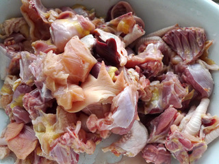 <a href=/shicai/shucai/XiangGu/index.html target=_blank><u>香菇</u></a>炒鸡的做法步骤:1