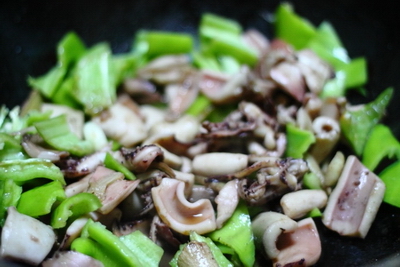 家常风味<a href=/shicai/shucai/QingJiao/index.html target=_blank><u>青椒</u></a>炒<a href=/shicai/shuichanpin/YouYu/index.html target=_blank><u>鱿鱼</u></a>步骤4