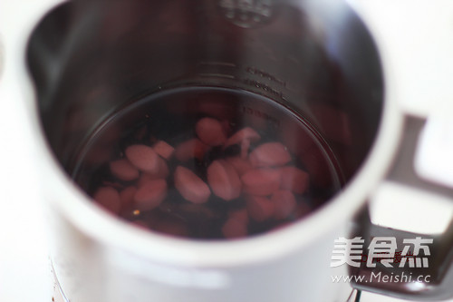 <a href=/shicai/mimian/HeiDou/index.html target=_blank><u>黑豆</u></a><a href=/shicai/mimian/ZiMi/index.html target=_blank><u>紫米</u></a><a href=/shicai/shucai/ShanYao/index.html target=_blank><u>山药</u></a>饮的做法