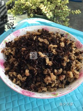 <a href=/shicai/shucai/MeiGanCai/index.html target=_blank><u>梅干菜</u></a>炒<a href=/shicai/rouqin/ZhuYou/index.html target=_blank><u>猪油</u></a>渣