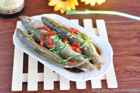 <a href=/shicai/diaoweipin/CongYou/index.html target=_blank><u>葱油</u></a>华子鱼的做法