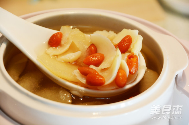 <a href=/shicai/shucai/BaiHe/index.html target=_blank><u>百合</u></a>炖雪<a href=/shicai/guopin/Li/index.html target=_blank><u>梨</u></a>的做法