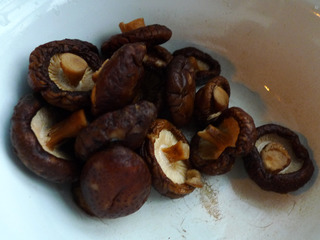 <a href=/shicai/shucai/XiangGu/index.html target=_blank><u>香菇</u></a>炒鸡的做法步骤:2