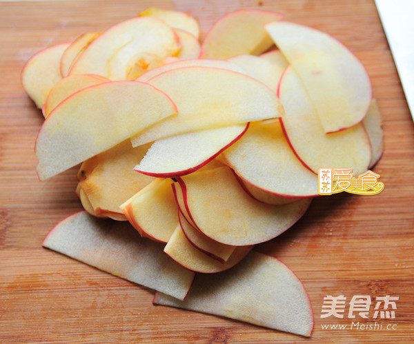 <a href=/shicai/guopin/PingGuo/index.html target=_blank><u>苹果</u></a>玫瑰卷的做法