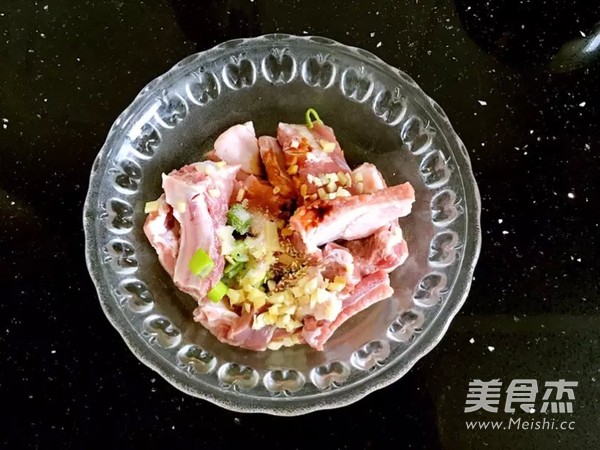 <a href=/shicai/mimian/XiaoMi/index.html target=_blank><u>小米</u></a>辣酱蒸<a href=/shicai/rouqin/PaiGu/index.html target=_blank><u>排骨</u></a>的做法