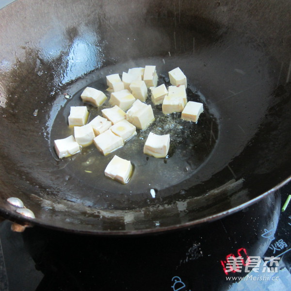 <a href=/shicai/shucai/XiQin/index.html target=_blank><u>西芹</u></a><a href=/shicai/rouqin/zhuXue/index.html target=_blank><u>猪<a href=/shicai/rouqin/Xue/index.html target=_blank><u>血</u></a></u></a><a href=/shicai/mimian/DouFu/index.html target=_blank><u>豆腐</u></a>丁的做法