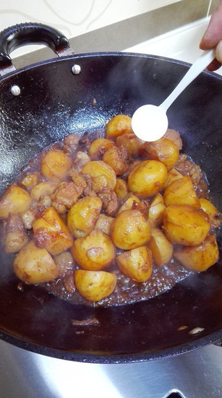 红烧小<a href=/shicai/shucai/TuDou/index.html target=_blank><u>土豆</u></a>