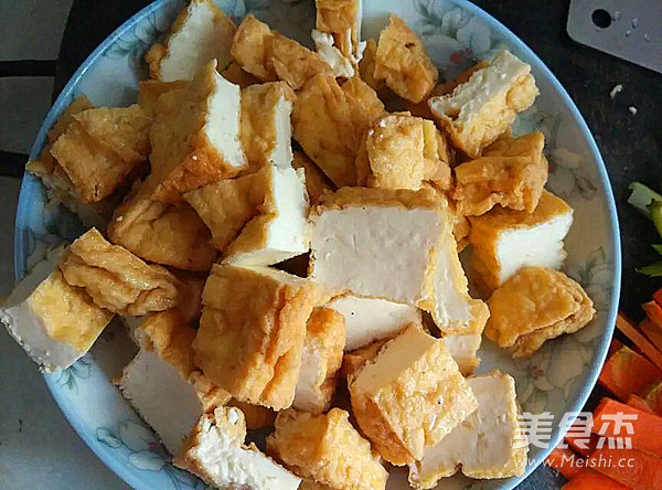 <a href=/shicai/shucai/XiQin/index.html target=_blank><u>西芹</u></a><a href=/shicai/shucai/HuLuoBo/index.html target=_blank><u>胡<a href=/shicai/shucai/LuoBo/index.html target=_blank><u>萝卜</u></a></u></a>焖<a href=/shicai/mimian/DouFu/index.html target=_blank><u>豆腐</u></a>的做法