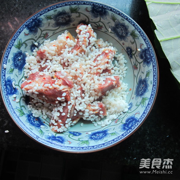 <a href=/shicai/shucai/HeYe/index.html target=_blank><u>荷叶</u></a><a href=/shicai/mimian/MiFen/index.html target=_blank><u>米粉</u></a>肉的做法