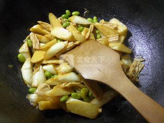 毛<a href=/shicai/mimian/DouFu/index.html target=_blank><u>豆腐</u></a>竹烧<a href=/shicai/shucai/JiaoBai/index.html target=_blank><u>茭白</u></a>