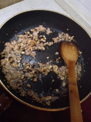 肉末<a href=/shicai/shucai/XiangGu/index.html target=_blank><u>香菇</u></a><a href=/shicai/mimian/FenSi/index.html target=_blank><u>粉丝</u></a>煲