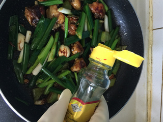 小葱焖<a href=/shicai/rouqin/JiChi/index.html target=_blank><u>鸡翅</u></a>