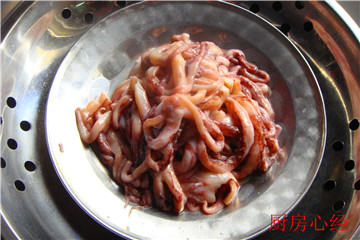 毛蒜<a href=/shicai/shuichanpin/YouYu/index.html target=_blank><u>鱿鱼</u></a>烧<a href=/shicai/shuichanpin/CaoXia/index.html target=_blank><u>草虾</u></a>步骤4