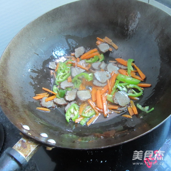 <a href=/shicai/shucai/HuLuoBo/index.html target=_blank><u>胡<a href=/shicai/shucai/LuoBo/index.html target=_blank><u>萝卜</u></a></u></a>煸腊<a href=/shicai/rouqin/NiuRou/index.html target=_blank><u>牛肉</u></a>的做法