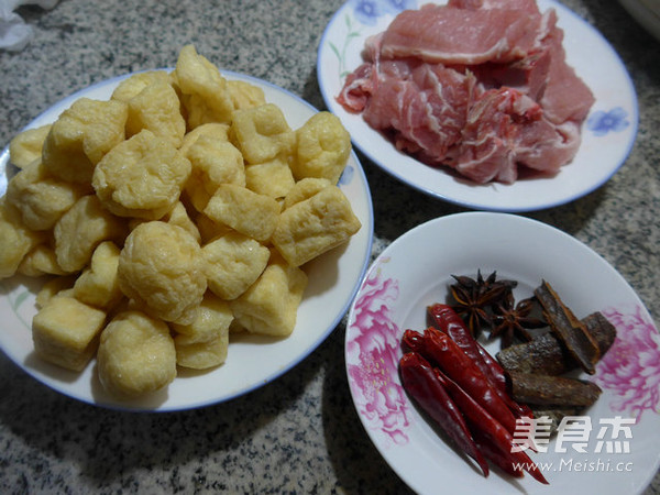 小油<a href=/shicai/mimian/DouFu/index.html target=_blank><u>豆腐</u></a>烧大排的做法
