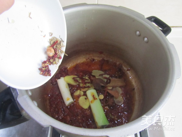 <a href=/shicai/rouqin/NiuRou/index.html target=_blank><u>牛肉</u></a><a href=/shicai/mimian/FuZhu/index.html target=_blank><u>腐竹</u></a>煲的做法