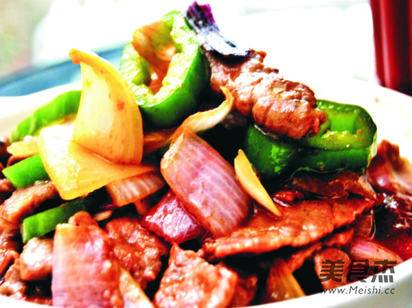 <a href=/shicai/shucai/YangCong/index.html target=_blank><u>洋葱</u></a>炒<a href=/shicai/rouqin/NiuRou/index.html target=_blank><u>牛肉</u></a>片的做法