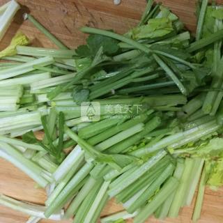 <a href=/shicai/shucai/QinCai/index.html target=_blank><u>芹菜</u></a>烧<a href=/shicai/rouqin/PaiGu/index.html target=_blank><u>排骨</u></a>