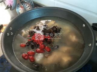 <a href=/shicai/shucai/MuEr/index.html target=_blank><u>木耳</u></a>炖土鸡