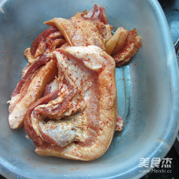 熏麻辣孜然<a href=/shicai/rouqin/LaRou/index.html target=_blank><u>腊肉</u></a>的做法