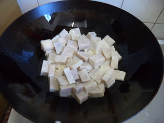 黑椒<a href=/shicai/shucai/XiangYu/index.html target=_blank><u>香芋</u></a>丁